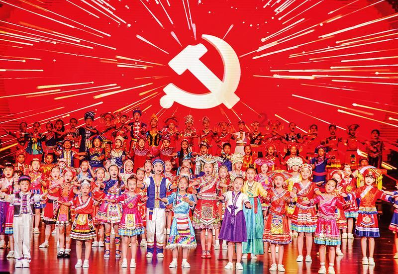 ​看监控发现狗子睡在餐桌上，网友笑喷：感觉沙发在瑟瑟发抖！